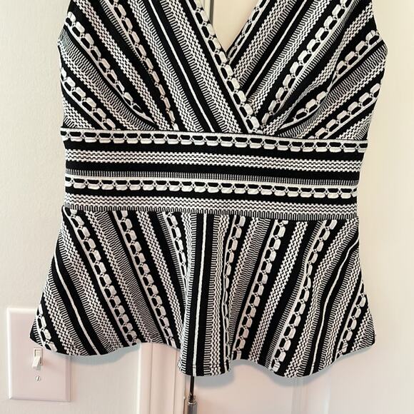Vanessa Virginia Black & Off White Plunge Neck Peplum Sleeveless Top - Picture 2 of 12